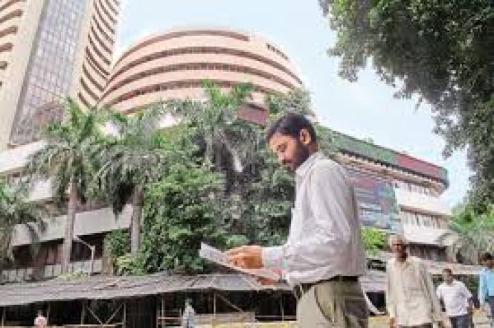 Closing bell: Sensex closes over 300 points up, Nifty near 10,100, RIL, Sun Pharma top gainers