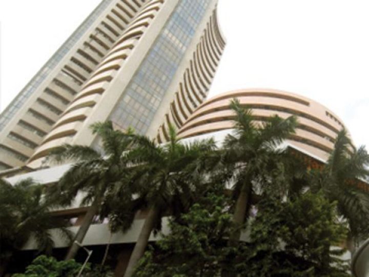 Nifty inches towards 7900-auto, banks, oil and gas gain.