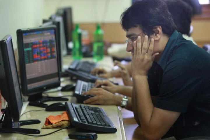 Markets struggle, SBI, Tata Motors lead decline